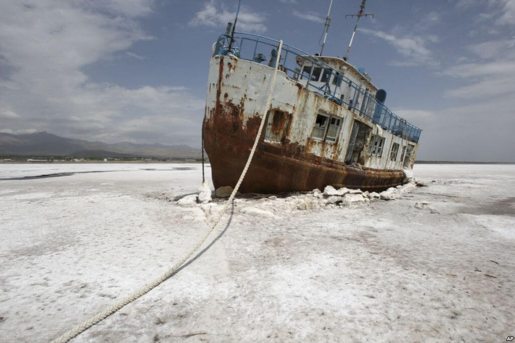 پروفسور کردوانی: دریاچه ارومیه را نمی‌شود احیا کرد/ آب ریختن به دریاچه خیانت است