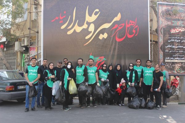 جمعیت کویر سبز و پاکسازی نمادین معابر عزاداری در روز تاسوعا